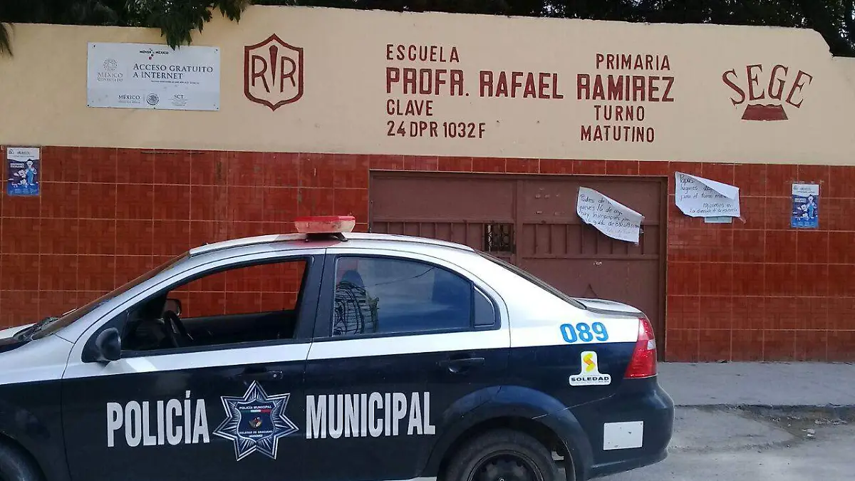 policia escuela vigilan